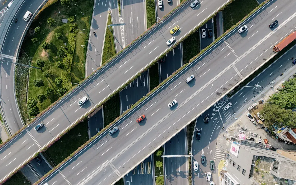 俯瞰多层高速公路立交桥,数条道路在不同高度交叉并分流车辆